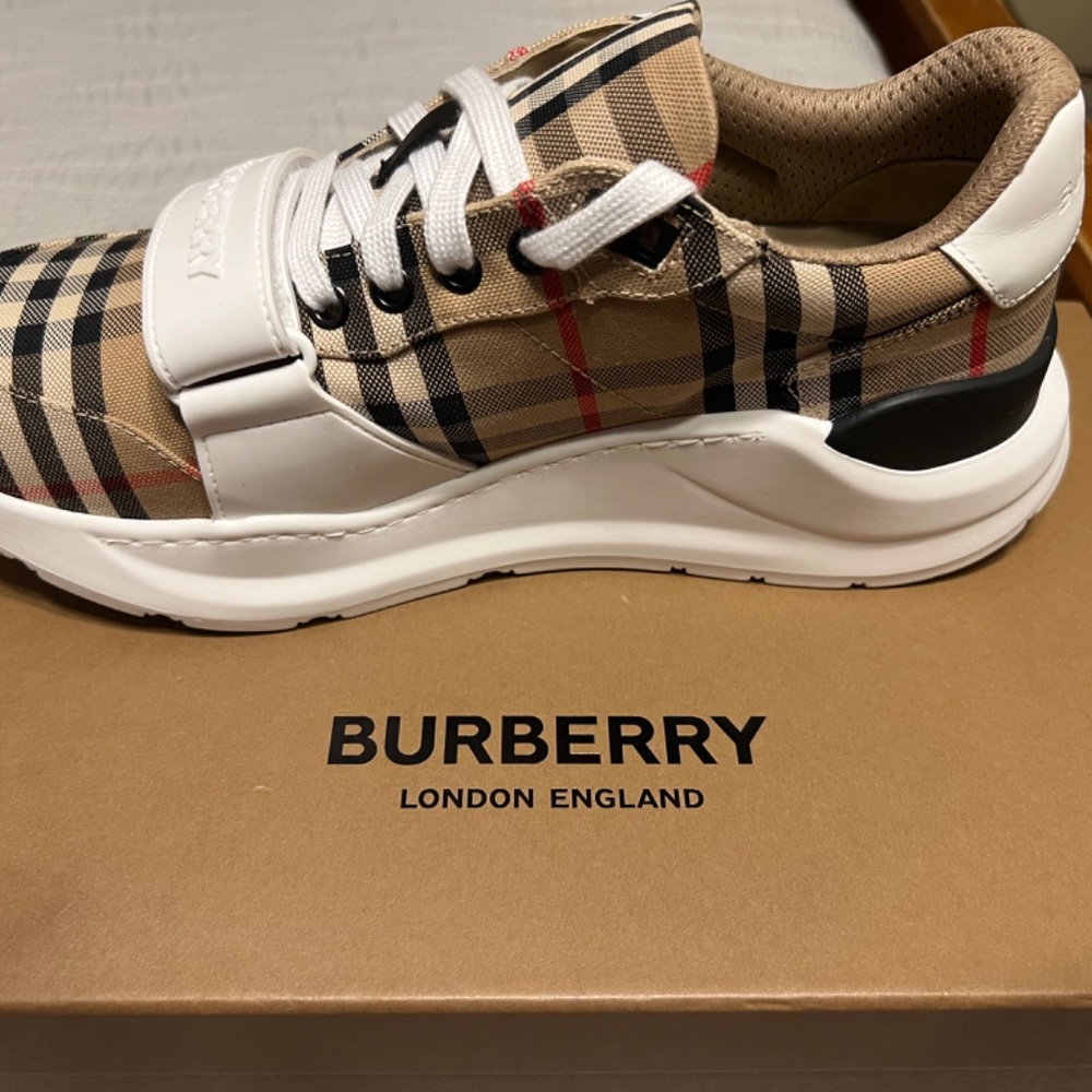 Women’s Burberry shoes - Picture 2 of 10